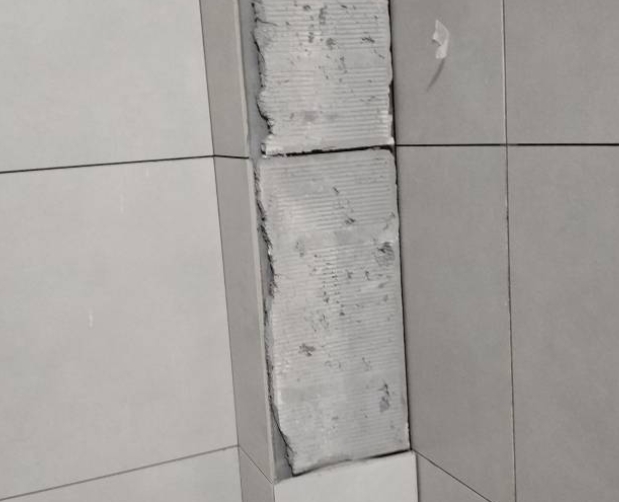 南江瓷砖空鼓维修公司分享下瓷砖施工前基层浇水润湿程度不足，可能导致以下问题
